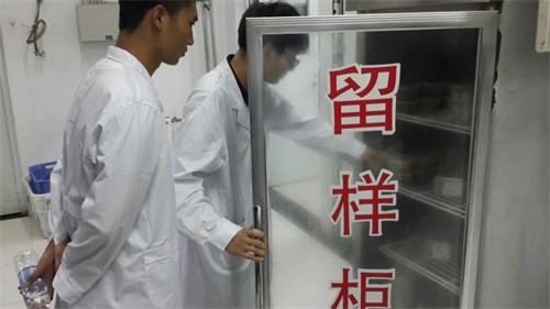 我校学生代表开展食堂卫生调研工作