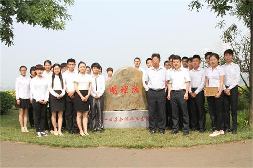 明理感恩 挥别母校:2014届毕业生向母校捐赠纪念石